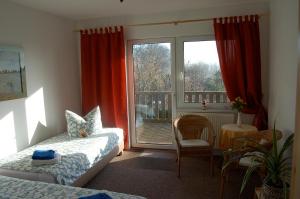 KarninHaus am Haff的一间卧室设有一张床、一个窗口和一张桌子