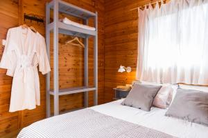 莫沙夫拉莫特Naomi's place הבית של נעמי的卧室配有白色的床和木墙
