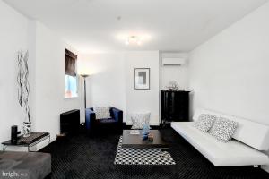 巴尔的摩布兰卡诺尔旅馆的客厅配有白色的沙发和桌子