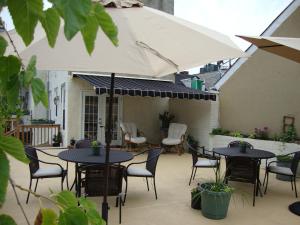 巴尔的摩布兰卡诺尔旅馆的一个带桌椅和遮阳伞的庭院