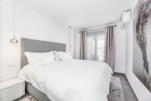 马贝拉by RIVA - Luxurious, Exclusive 2 Bedroom Apt inside Puerto Banus的白色的卧室设有白色的床和窗户。