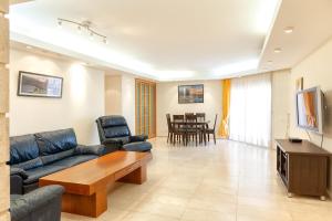 埃拉特Apartment in Amdar Residence的客厅配有沙发和桌子