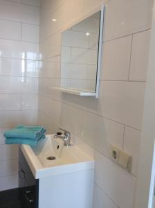 OostwoldVakantiewoning Het Gemaal的白色的浴室设有水槽和镜子