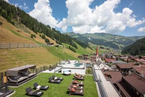 图克斯Aktiv- & Wellnesshotel Bergfried的山丘上带游泳池和椅子的度假胜地