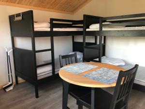 SörmarkSörmarks Camping的客房设有双层床、桌子和桌椅。