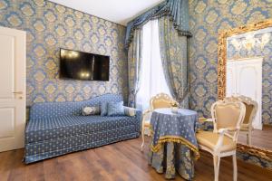威尼斯Canal View San Marco Luxury Rooms的蓝色的客房设有沙发和桌子
