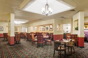 夏延夏恩红狮酒店的一间带桌椅和吊灯的用餐室