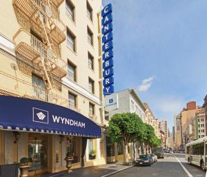 旧金山Club Wyndham Canterbury的街道边有蓝色标志的建筑