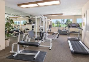 棕榈泉WorldMark Palm Springs - Plaza Resort and Spa的健身房设有数台跑步机和椭圆机