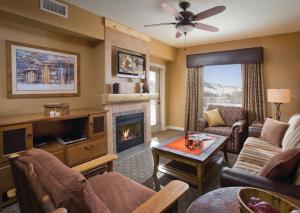 斯廷博特斯普林斯WorldMark Steamboat Springs的客厅设有壁炉和沙发。