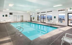 科达伦世誉箭点酒店的大楼内一个蓝色的大型游泳池