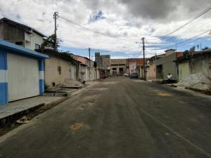 欧纳波利斯Casa de amigos e parentes的一条空荡荡的街道