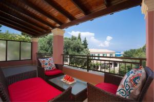 MantoúkionThe Four Seasons House City Villa with Pool的阳台配有桌椅,享有风景。