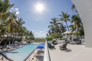 迈阿密海滩The Sagamore Hotel South Beach的享有度假村游泳池的景致。