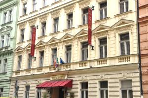 布拉格马拉斯德拉娜酒店的一面有红旗的建筑