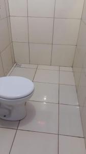 RiachãoPousada Alvorada的白色瓷砖地板上带卫生间的浴室