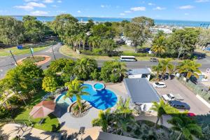 赫维湾阿卡玛度假酒店的享有公园空中美景,设有游泳池
