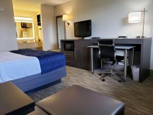 迪克森Best Western Dickson的酒店客房设有一张床、一张书桌和一台电视机。