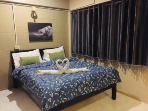 华富里奈特酒店的一间卧室配有一张带两个天鹅的床