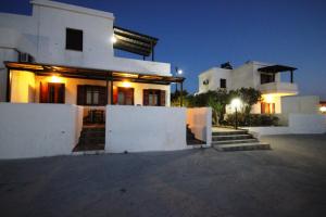 Agia Irini Milos加里尼酒店的夜晚有灯的大白色房子