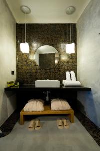 易莫洛林阿瓦隆温泉度假酒店的一间带水槽和镜子的浴室
