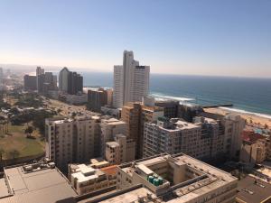 德班Coastlands Durban Self Catering Holiday Apartments的城市和海洋的空中景观