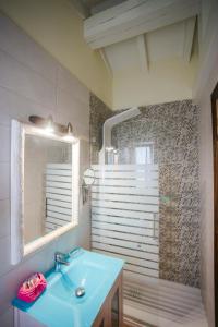 桑提亚纳德玛波萨达拉斯维加斯特雷斯蒙提拉斯桑蒂拉纳德马尔酒店的浴室配有蓝色水槽和淋浴。