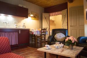 博赫尔Nuuverstee的一间带桌椅的客厅和一间厨房