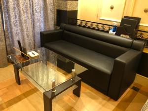 长崎长崎小型俱乐部情趣酒店（仅限成人）的沙龙的长凳,配有玻璃桌