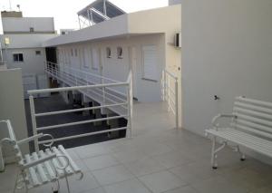 亚瓜龙阿蒂塞恩酒店的阳台,带长凳和楼梯的建筑