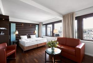 哥本哈根帝国酒店的酒店客房,配有床和沙发