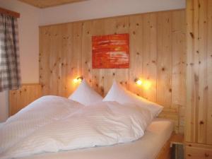 上陶恩豪斯伊丽莎白公寓式酒店的卧室配有白色的木墙床