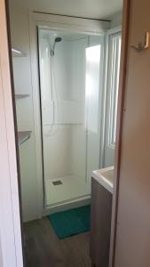 Saint-Crépin-et-CarlucetCamping LE PIGEONNIER的带淋浴的浴室和玻璃门