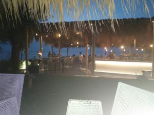 斯卡费迪亚MADY的晚上则设有一间享有海景的餐厅