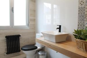 坎巴多斯Apartamento nuevo con terraza的一间带水槽和卫生间的浴室