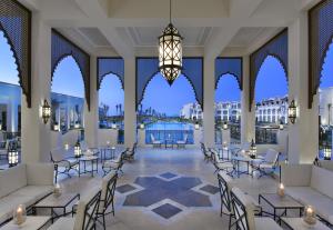 考拉亚湾Steigenberger Resort Alaya Marsa Alam - Red Sea - Adults Friendly 16 Years Plus的大堂设有桌椅和吊灯。