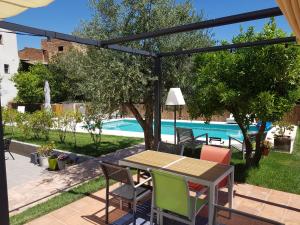 Pinos del ValleCasa los tejones的一个带桌椅的庭院和一个游泳池