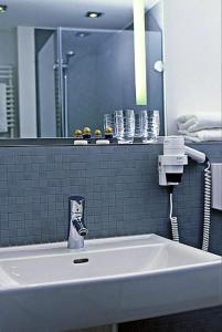 克尔彭ABZ欧文奈特塔格昂斯酒店的浴室设有白色水槽和镜子