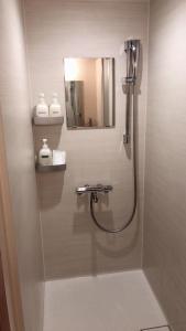 东京格坦达希尔斯酒店的带淋浴和镜子的浴室