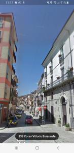 阿尼奥内Appartamento storico in pieno centro ad Agnone的街道上拥有建筑和汽车的城市街道