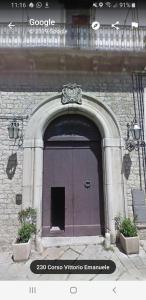 阿尼奥内Appartamento storico in pieno centro ad Agnone的前面有两棵植物的建筑的门