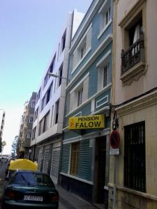 大加那利岛拉斯帕尔马斯华陆酒店的街上一座建筑物上的黄色标志
