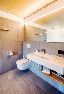 多恩比恩克朗酒店的浴室配有白色卫生间和盥洗盆。