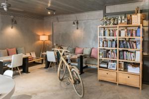 帕尔加Enetiko Resort的书架和自行车的房间