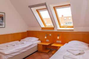 DewichowFerienwohnung Traumurlaub的带2扇窗户的客房内的2张床