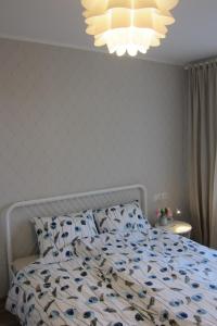 萨尔杜斯Apartment Anna的一间卧室配有一张带蓝色和白色棉被的床