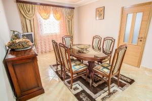 波德戈里察Luxury House Petrovic - Vranjina Skadar Lake的一间带木桌和椅子的用餐室