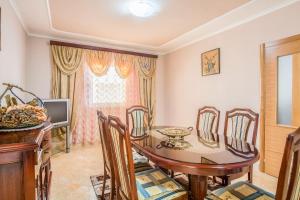 波德戈里察Luxury House Petrovic - Vranjina Skadar Lake的一间带桌椅和电视的用餐室