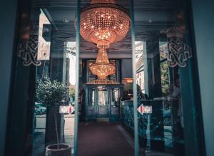 奥胡斯皇家酒店的通往带吊灯的建筑的门道