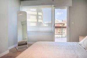 卡斯特利翁-德拉普拉纳Apartamento moderno en pleno centro de Castellón.的一间卧室配有一张床和一面大镜子